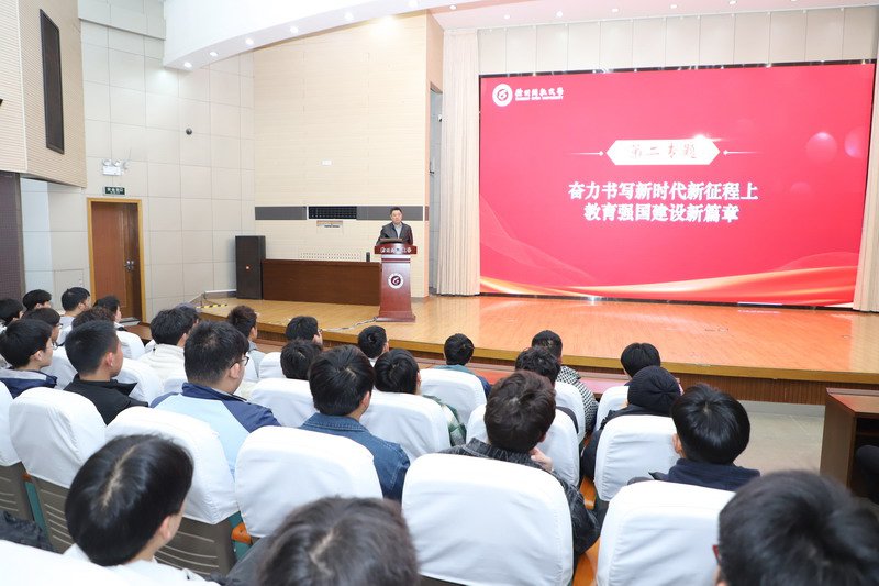 校领导惠文讲授思政课.jpg